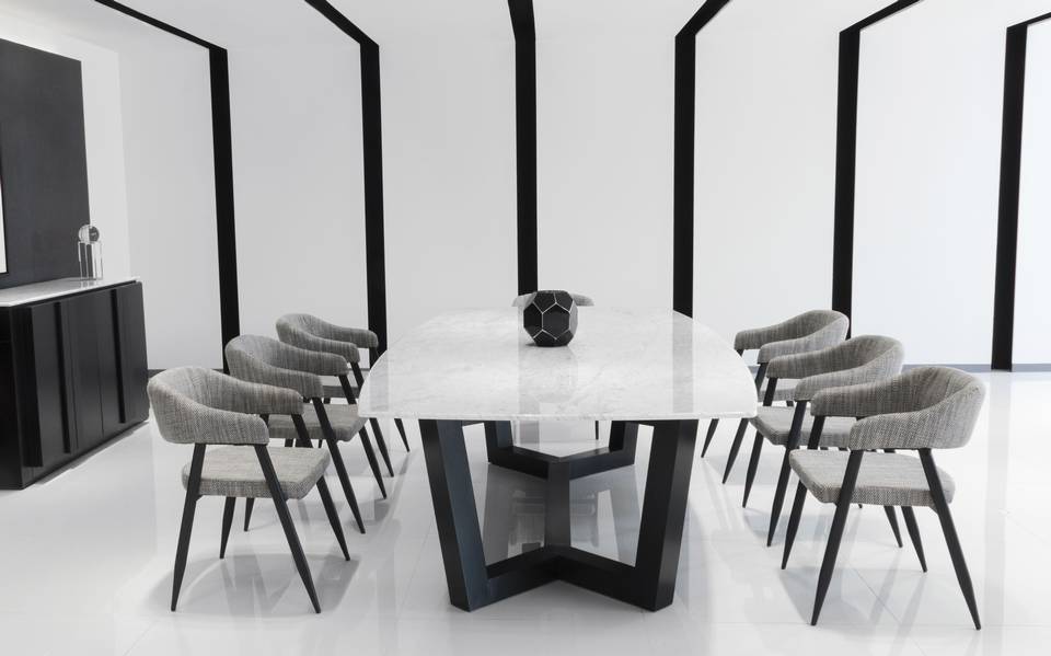 Foto Una mesa de comedor con un camino de mesa en blanco y negro – Mesa  Imagen en Unsplash