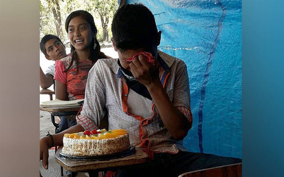 Maestra da el mejor regalo de cumpleaños a su alumno: su primer pastel - El  Heraldo de Chihuahua | Noticias Locales, Policiacas, de México, Chihuahua y  el Mundo