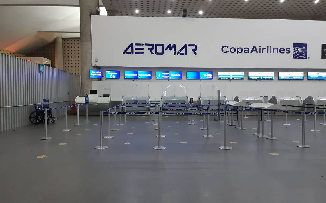 Pilots and flight attendants meet before the start of the strike at Aeromar – El Sol de México