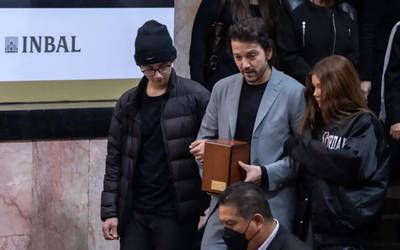 Diego Luna encabeza emotivo homenaje a su padre Alejandro Luna en Bellas  Artes - Tribuna de San Luis | Noticias Locales, Policiacas, sobre México,  Sonora y el Mundo