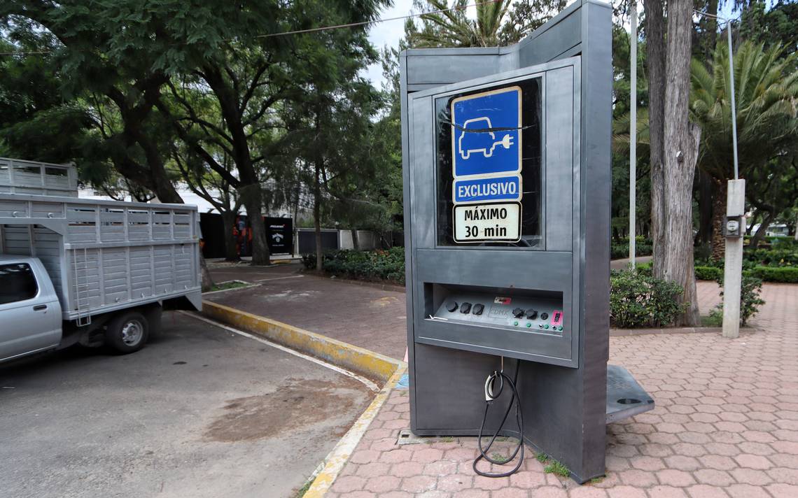 Estación De Carga Eléctrica En La Ciudad Fotos, retratos, imágenes