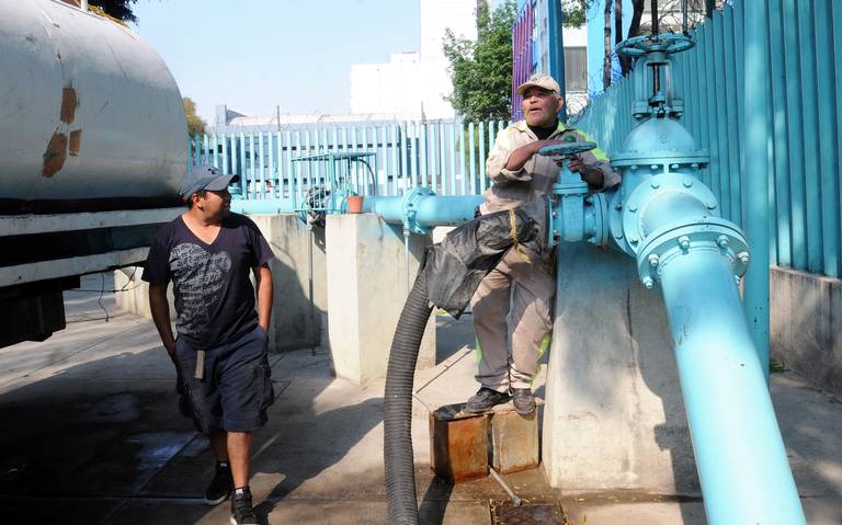 https://www.elsoldemexico.com.mx/metropoli/cdmx/sn5caz-desabasto-de-agua-en-el-area-metropolitana-foto.-ernesto-munoz-4.jpg/alternates/LANDSCAPE_768/DESABASTO%20DE%20AGUA%20EN%20EL%20AREA%20METROPOLITANA%20FOTO.-%20ERNESTO%20MUN%CC%83OZ%20(4).jpg