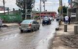 Debido a las fuertes lluvias algunos tramos de la Avenida Central amanecieron encharcados. | Foto: Adrián Vázquez