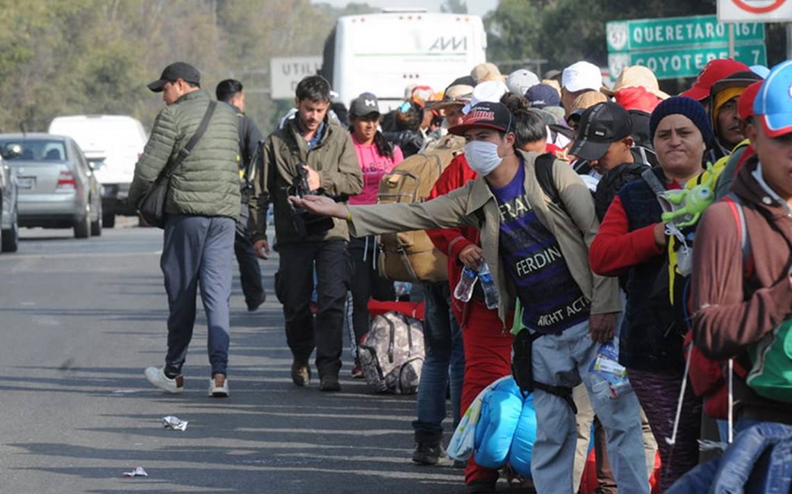 Migrantes avanzan por la autopista M xico Quer taro El Sol de