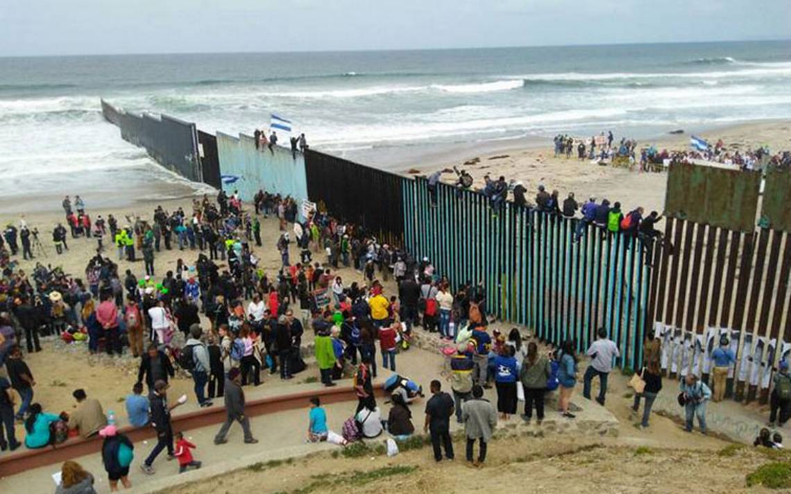 Caravana migrante se manifiesta en la frontera buscan asilo en EU