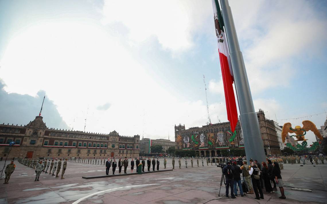 Bandera a media asta y minuto de silencio en el Zócalo por víctimas del 19S