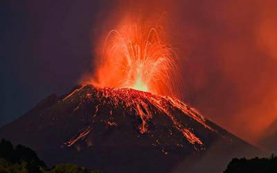 Volcán Etna En Italia Despierta Emitiendo Explosiones Y