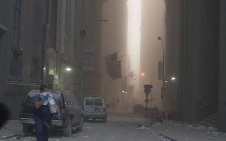 De forma inmediata las calles de Nueva York se tornaron de color sepia mientras los ciudadanos corrían desesperados. / Foto: Twitter @SecretService