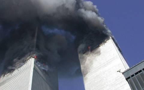 Al momento del impacto, amabas estructuras del World Trade Center se llenaron de humo; los transeúntes sólo observaban desde la calle anonadados. / Foto: Twitter @SecretService