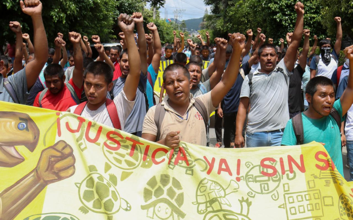 Diez años sin justicia: más de 2 mil personas acompañan a los padres de los 43 de Ayotzinapa