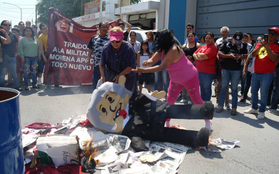 Militantes de Morena protestan y queman botarga de AMLO en Nuevo León - El  Sol de México | Noticias, Deportes, Gossip, Columnas