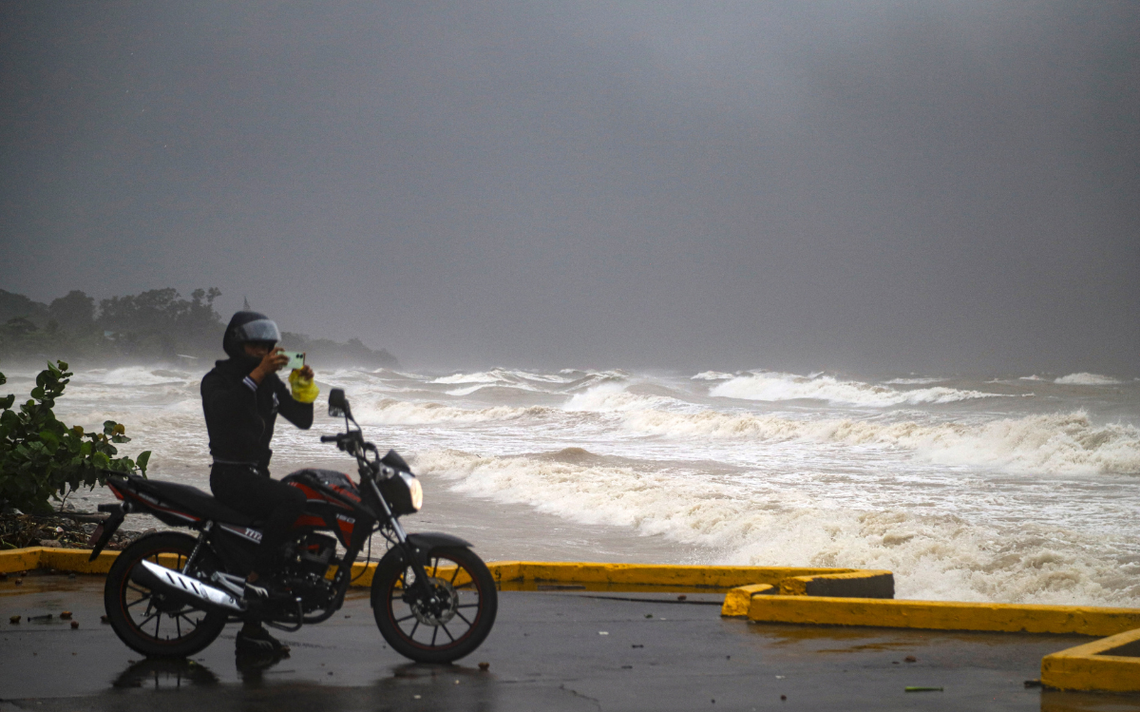 Puertos cerrados y lluvias intensas en el sur de Quintana Roo por efecto de la tormenta Sara